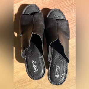 Born women’s black leather wedge slides size 10M